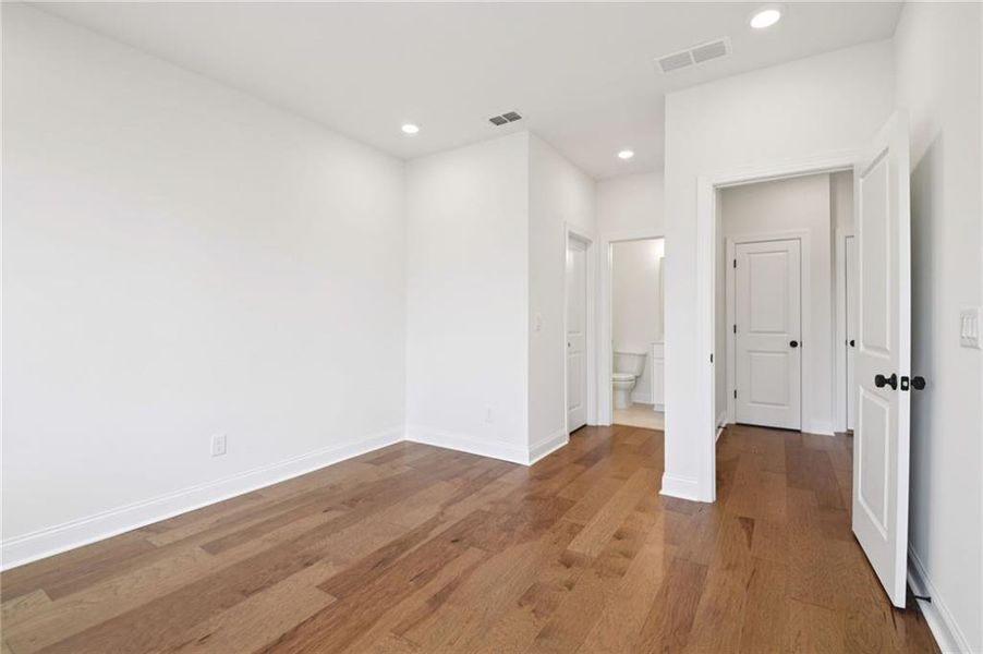 Spacious, unfurnished interior of a new home in Ward's Crossing Townhomes, Johns Creek (Image 23).