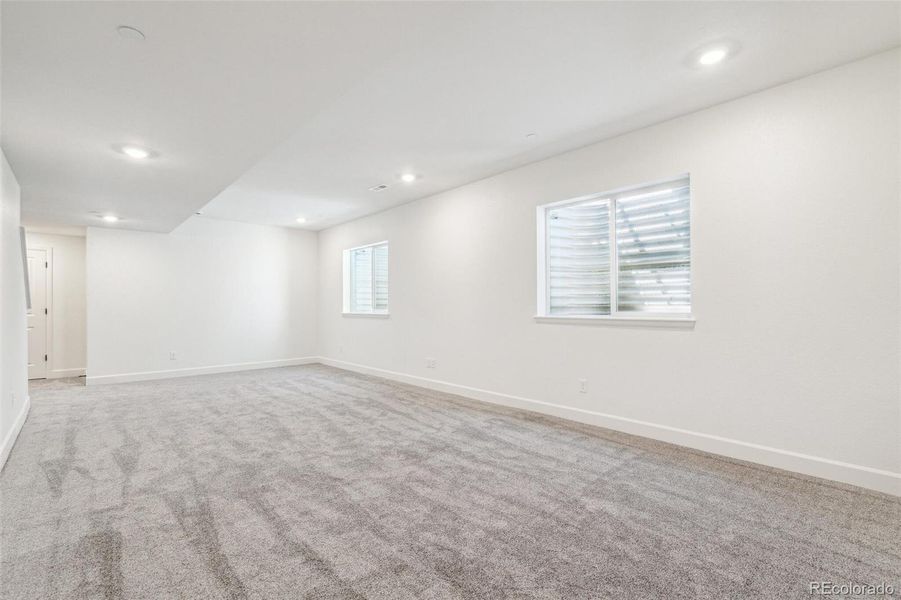 Spacious, unfurnished interior of a new home in Legato, Commerce City (Image 23).