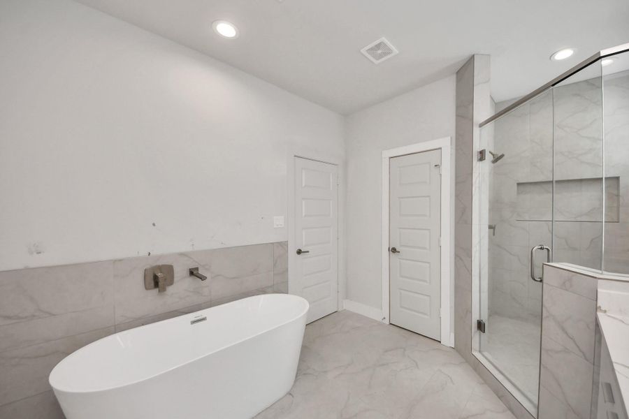 Furnished interior view inside a new home in Alicante, Houston (Image 6).