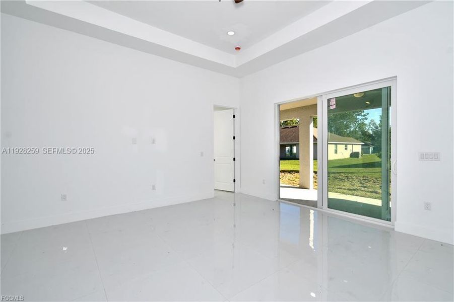 Spacious, unfurnished interior of a new home in , Lehigh Acres (Image 3).