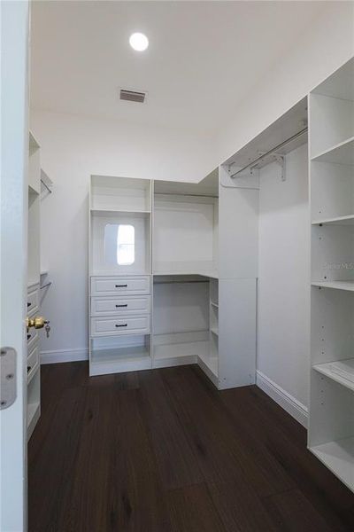 Spacious, unfurnished interior of a new home in , Tampa (Image 16).