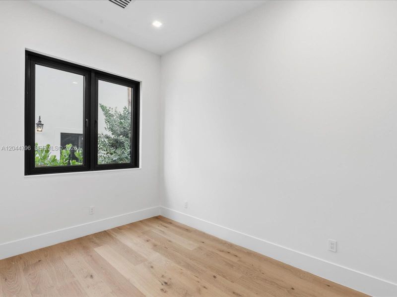 Spacious, unfurnished interior of a new home in , Pompano Beach (Image 38).