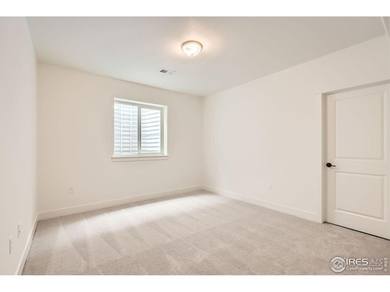 Spacious, unfurnished interior of a new home in Barefoot Lakes, Longmont (Image 15).