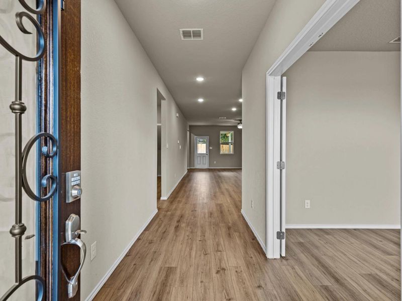 Spacious, unfurnished interior of a new home in Royal Crest, San Antonio (Image 16).