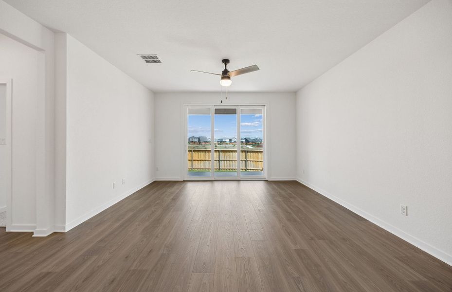 Spacious, unfurnished interior of a new home in Sunfield, Buda (Image 14).