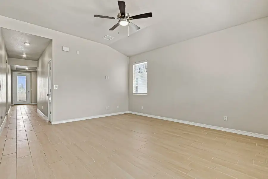 Spacious, unfurnished interior of a new home in Desert Breeze, Horizon City (Image 34).