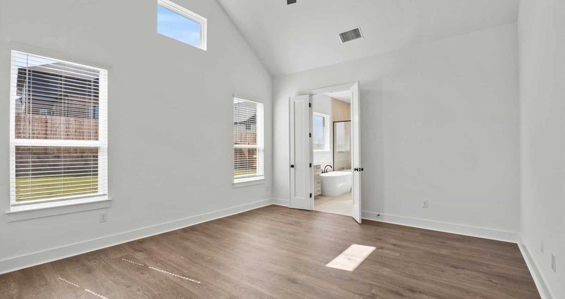 Spacious, unfurnished interior of a new home in Sunfield, Buda (Image 14).