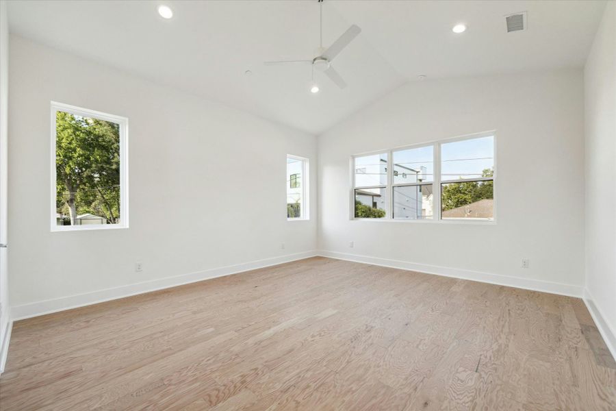 Spacious, unfurnished interior of a new home in , Bellaire (Image 28).