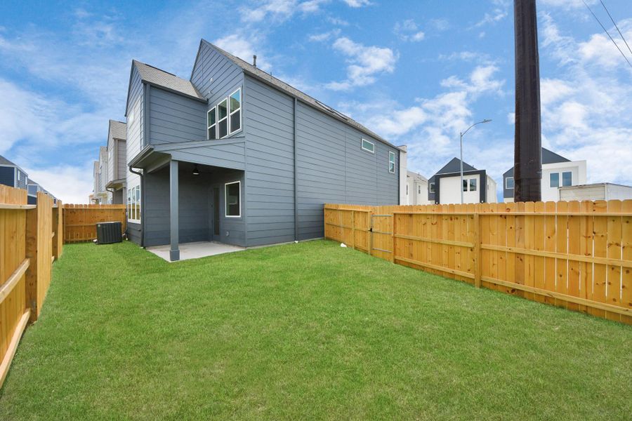 Exterior details and patio area of a home in Alicante, Houston (Image 26).