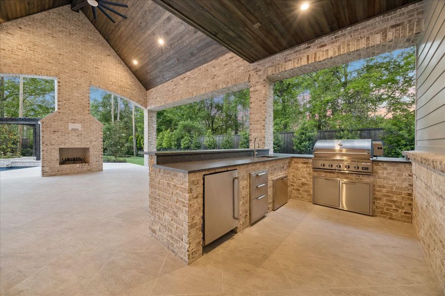 SUMMER KITCHEN AND FULL FIREPLACE