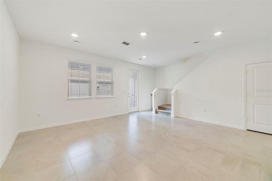 Spacious, unfurnished interior of a new home in Aulin Square, Oviedo (Image 18). Spacious, unfurnished interior of a new home in Aulin Square, Oviedo (Image 18).