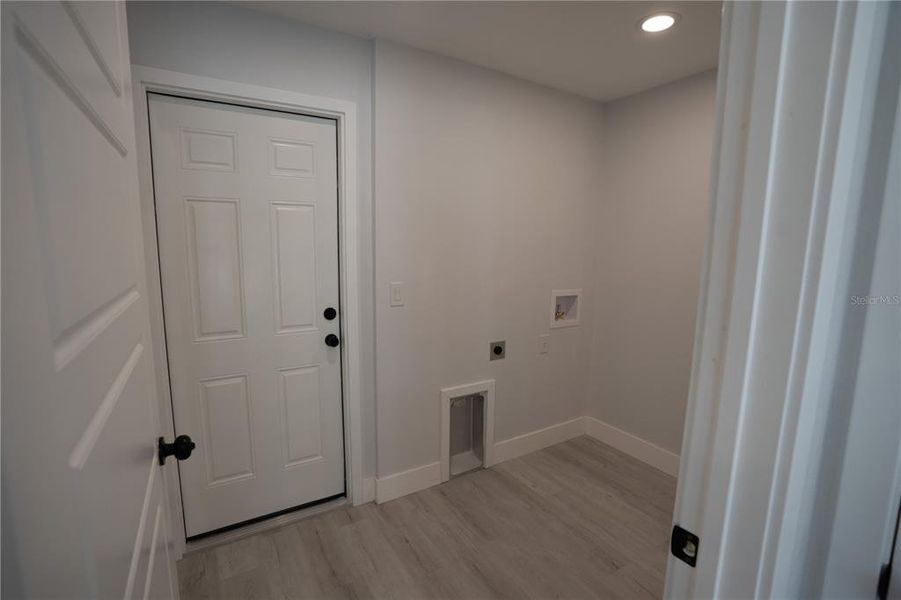 Spacious, unfurnished interior of a new home in , Dunnellon (Image 9).