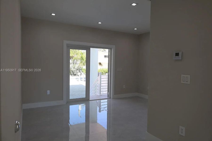Spacious, unfurnished interior of a new home in , Tavernier (Image 12).