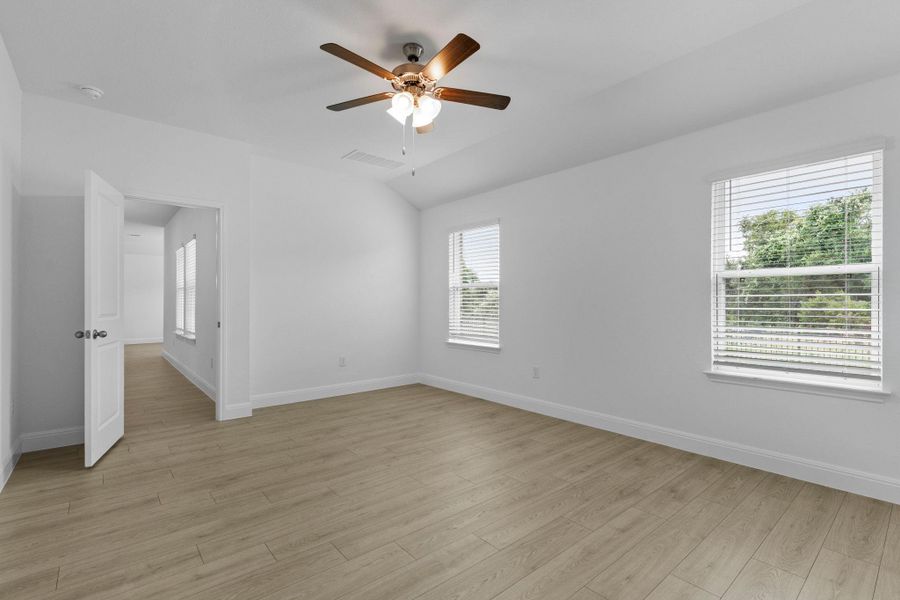 Spacious, unfurnished interior of a new home in Riverview, Georgetown (Image 23).