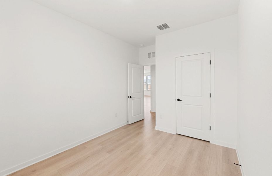 Spacious, unfurnished interior of a new home in Sunfield, Buda (Image 25).