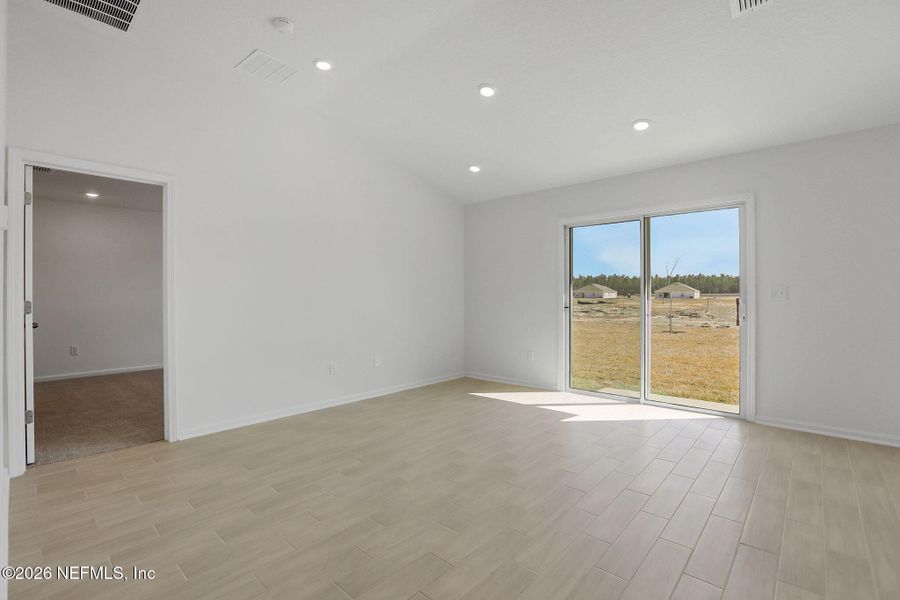 Spacious, unfurnished interior of a new home in Bellbrooke, Jacksonville (Image 16).