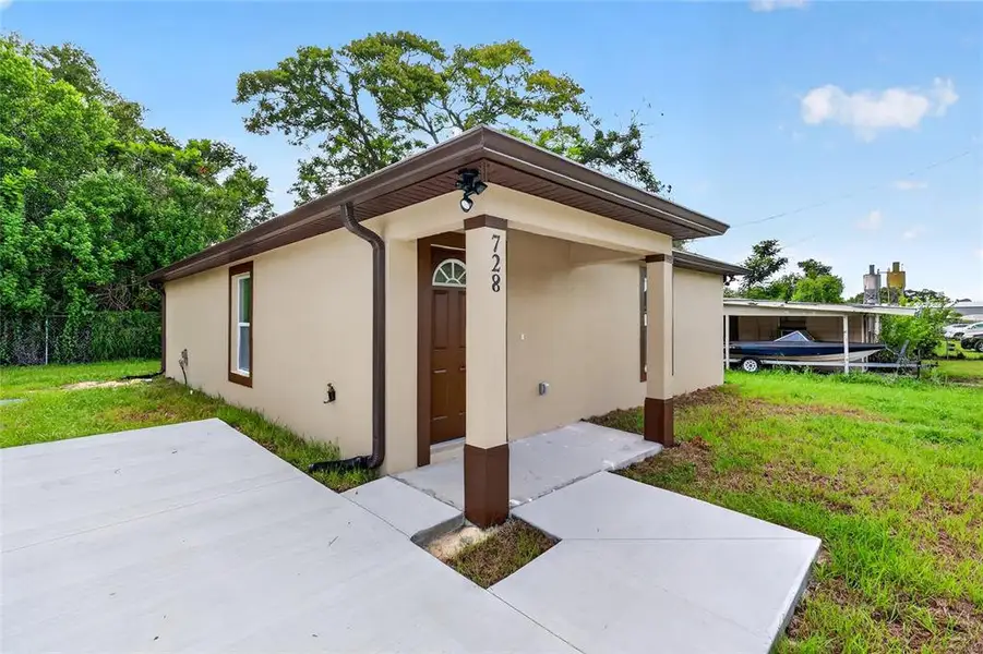 Exterior details and patio area of a home in , Auburndale (Image 20).