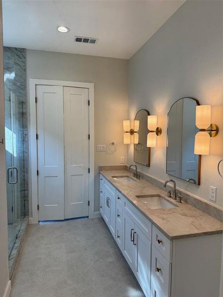 Furnished interior view inside a new home in , Fort Worth (Image 8).