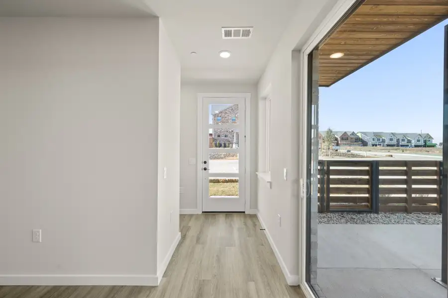 Spacious, unfurnished interior of a new home in Wildridge, Oak Point (Image 15).