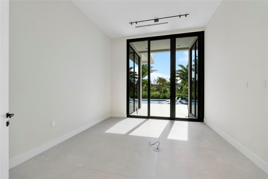 Spacious, unfurnished interior of a new home in , Plantation (Image 42).