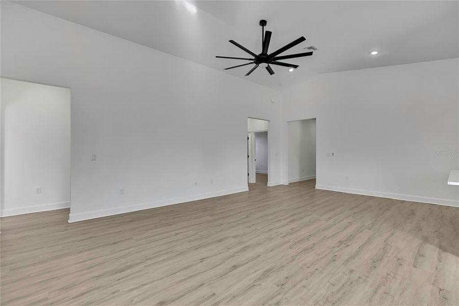 Spacious, unfurnished interior of a new home in , Weeki Wachee (Image 28).