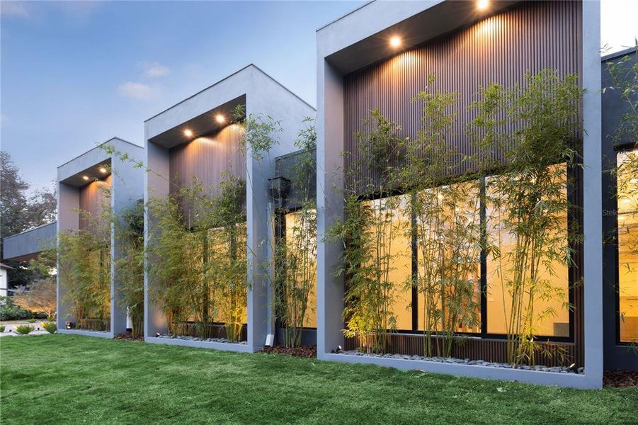 Exterior details and patio area of a home in , Orlando (Image 1).
