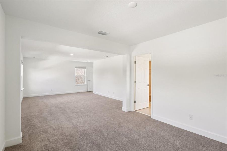 Spacious, unfurnished interior of a new home in Harrell Oaks, Orlando (Image 13).