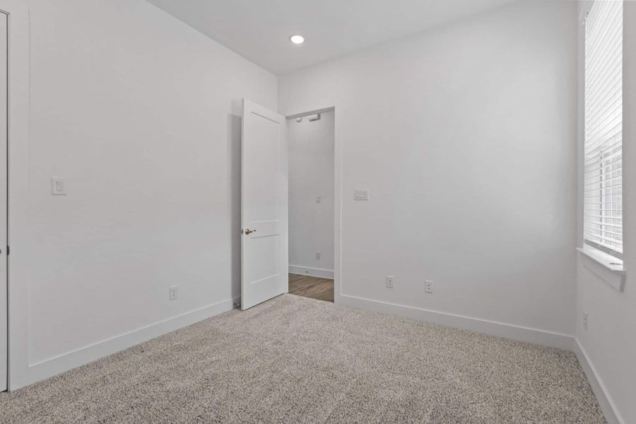 Spacious, unfurnished interior of a new home in Wood Leaf Reserve, Tomball (Image 34).