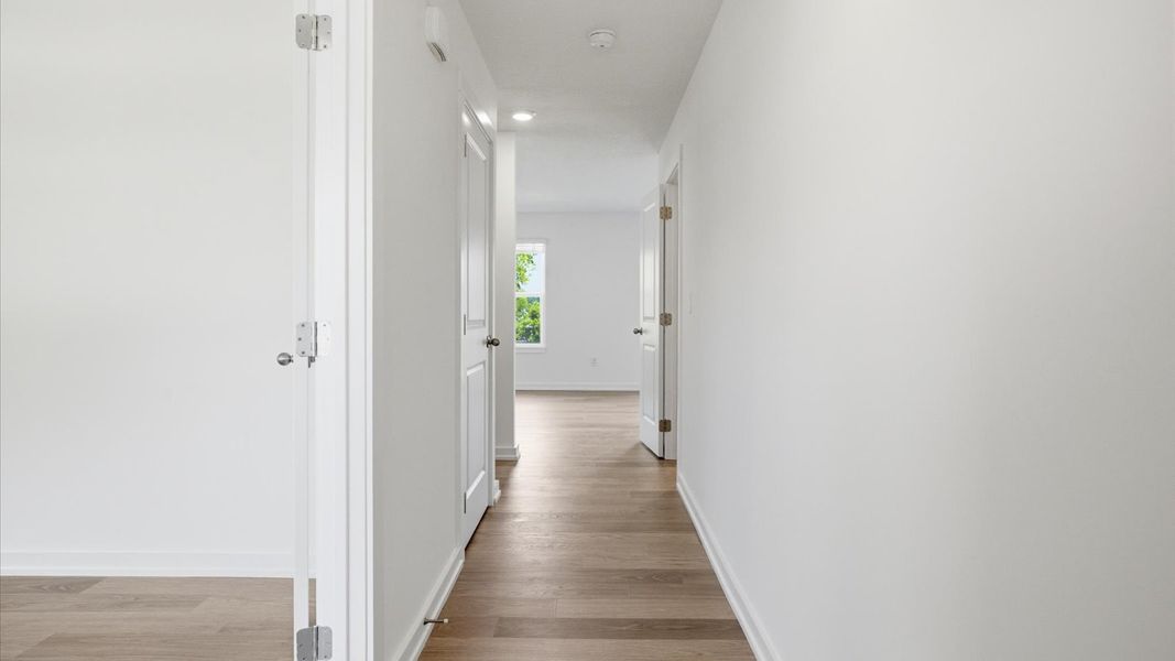 Spacious, unfurnished interior of a new home in Oak Hill, Vonore (Image 14).