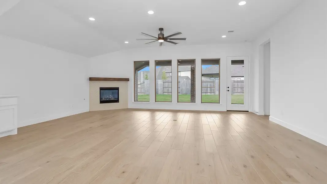 Spacious, unfurnished interior of a new home in Valencia, Manvel (Image 12).