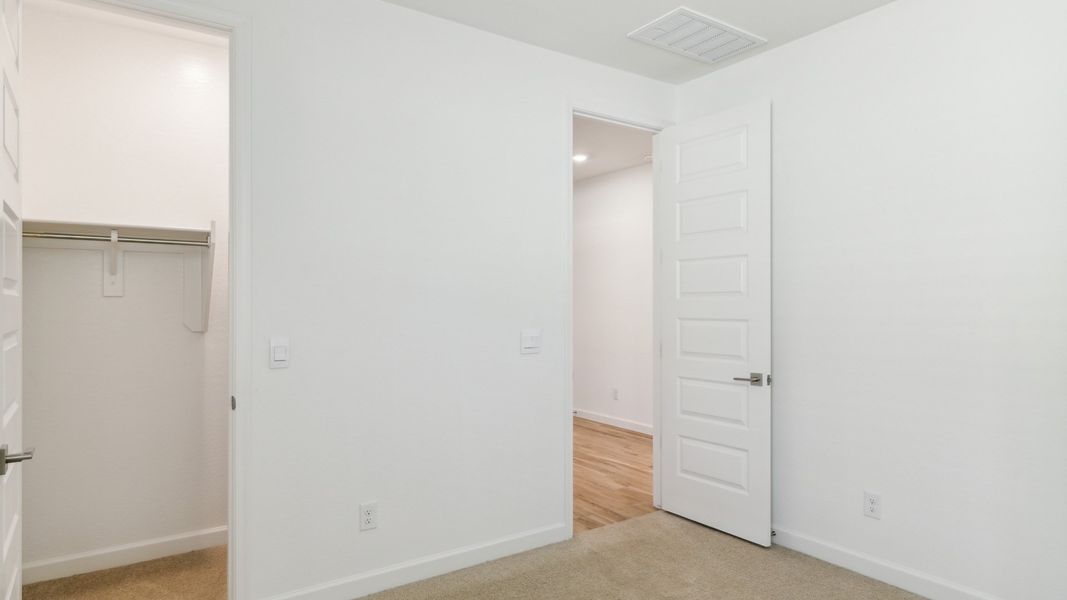 Spacious, unfurnished interior of a new home in Aloravita, Peoria (Image 17).