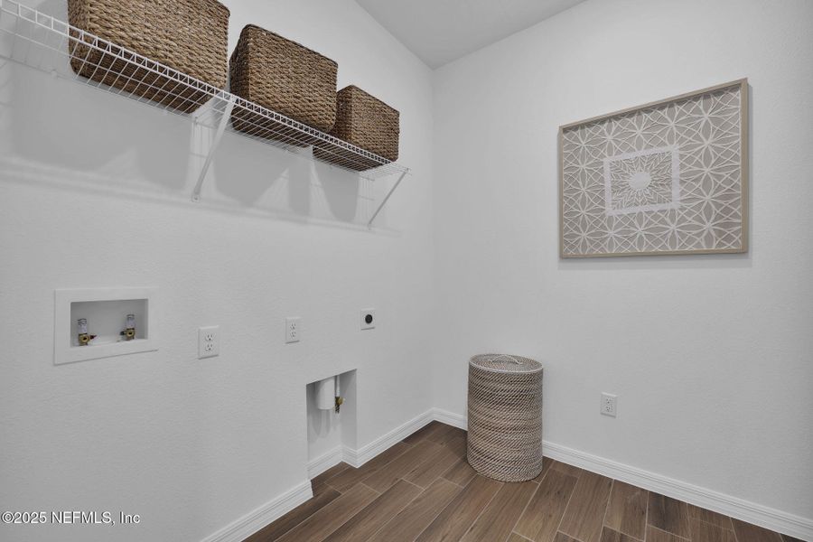 Spacious, unfurnished interior of a new home in Murray Farms, Middleburg (Image 26).