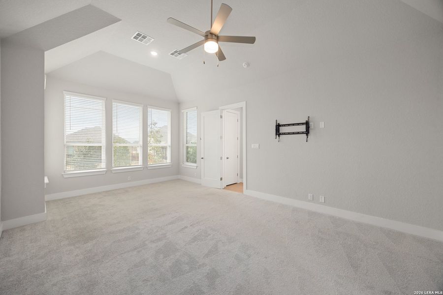 Spacious, unfurnished interior of a new home in Ventana, Bulverde (Image 23).