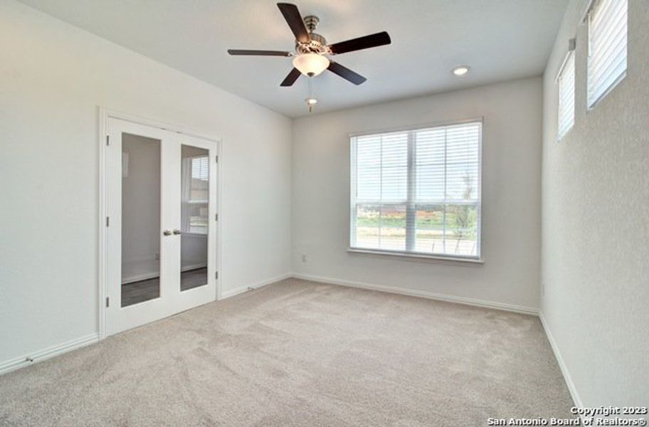 Spacious, unfurnished interior of a new home in Veramendi, New Braunfels (Image 28).