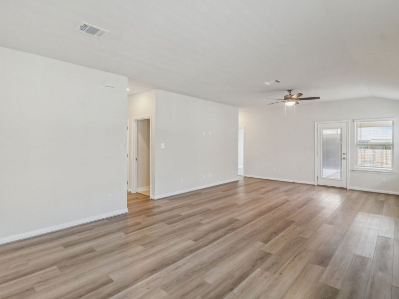 Spacious, unfurnished interior of a new home in Thomas Pond, San Antonio (Image 14).