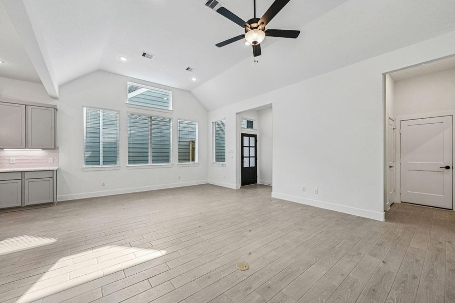 Spacious, unfurnished interior of a new home in Kresston, Montgomery (Image 21).