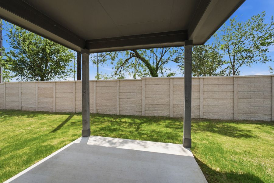 Exterior details and patio area of a home in Laurel Vistas, San Antonio (Image 4).
