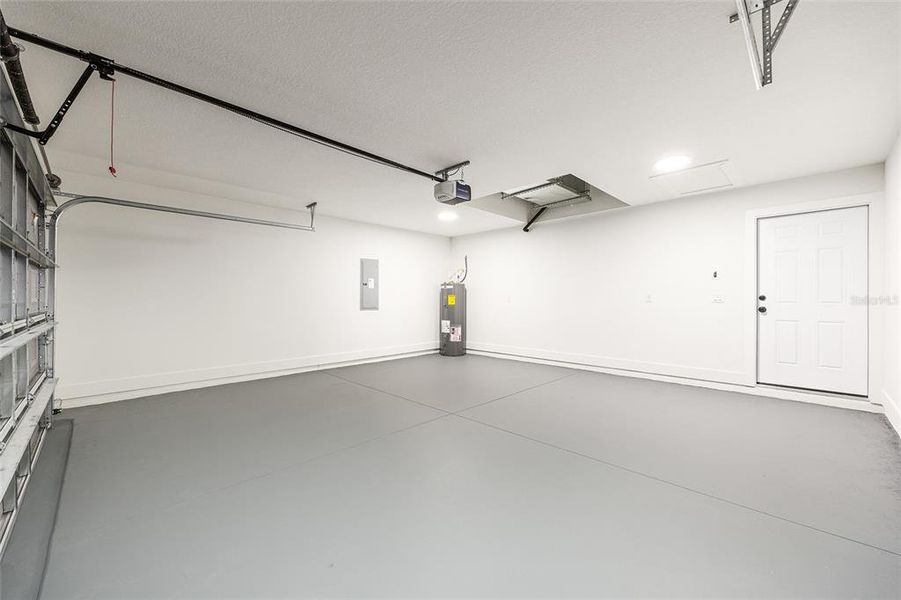 Spacious, unfurnished interior of a new home in , Dunnellon (Image 25).