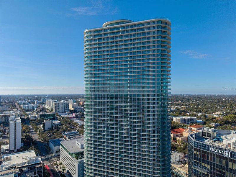 Condo located in St. Petersburg, FL showcasing its design and architecture (Image 45).