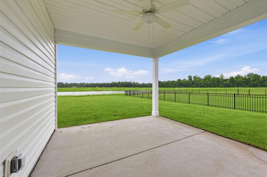 Exterior details and patio area of a home in Edgefield, Loris (Image 3).