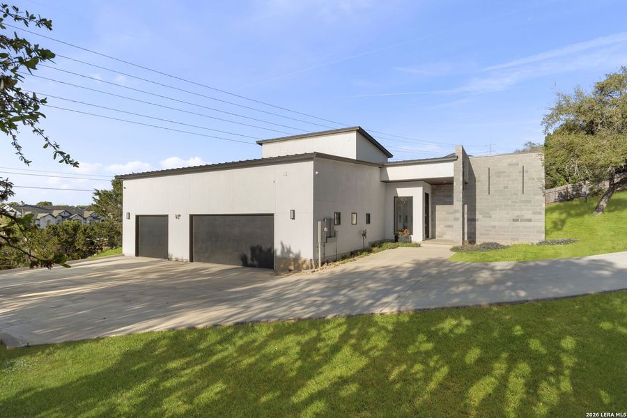 Exterior details and patio area of a home in , San Antonio (Image 4).
