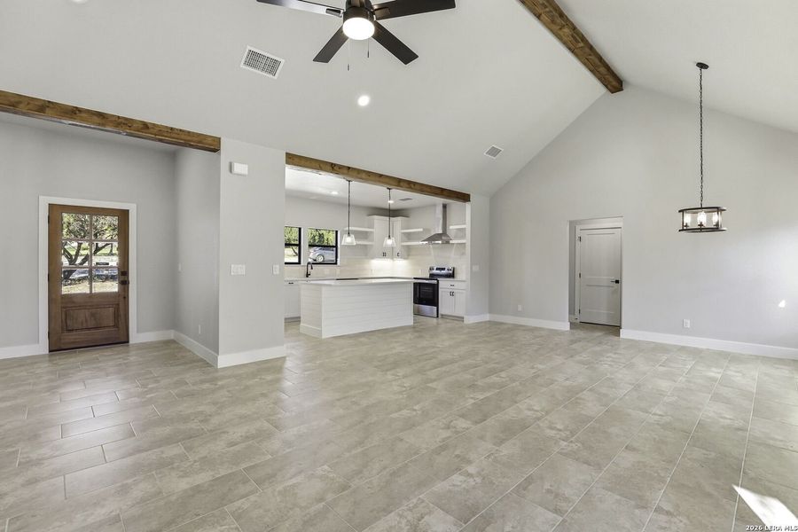 Spacious, unfurnished interior of a new home in , Canyon Lake (Image 20).