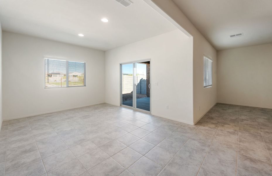 Spacious, unfurnished interior of a new home in Copper Falls, Buckeye (Image 11).