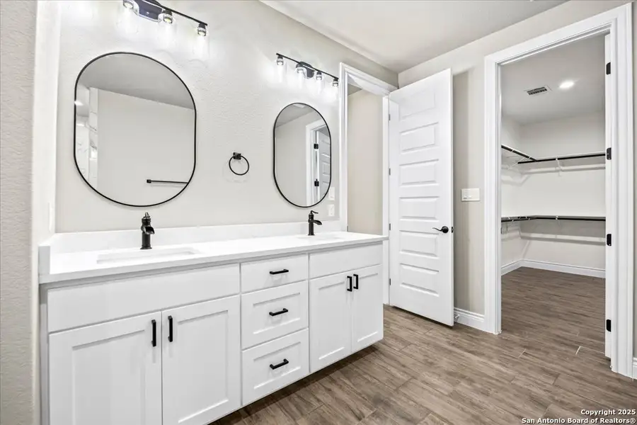 Furnished interior view inside a new home in , La Vernia (Image 7).