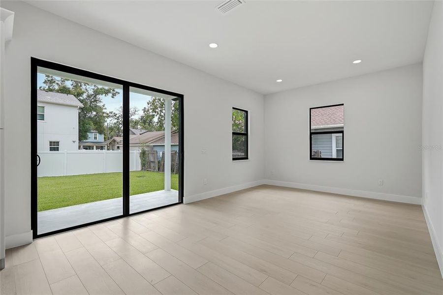Spacious, unfurnished interior of a new home in , Tampa (Image 21).