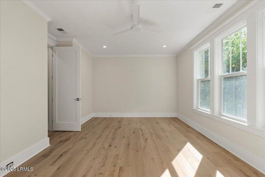 Spacious, unfurnished interior of a new home in , Beaufort (Image 14).