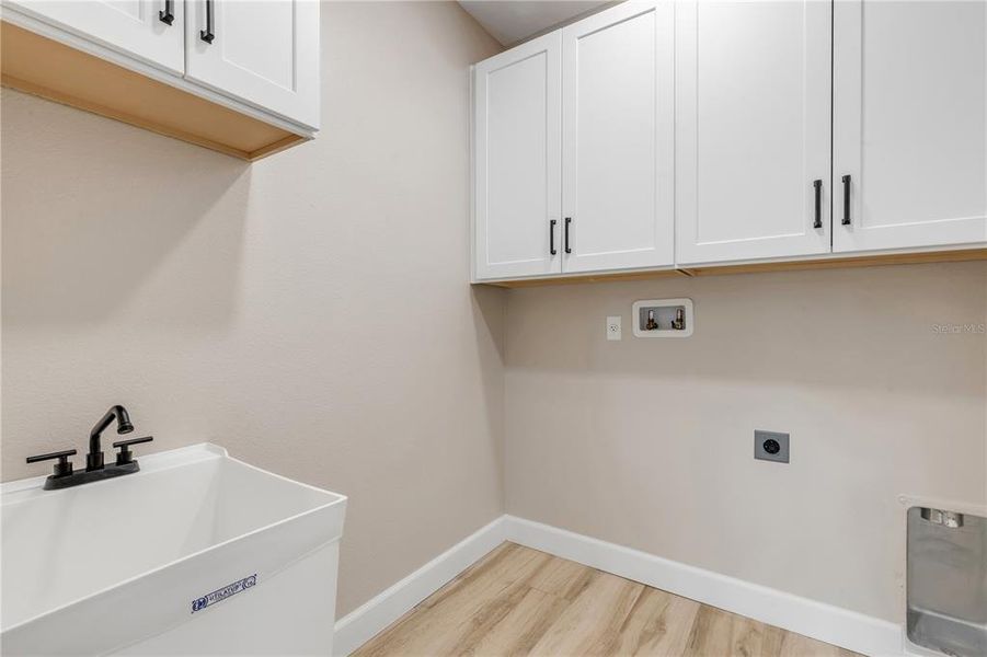 Furnished interior view inside a new home in , Oak Hill (Image 12).