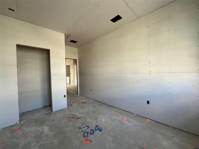 Spacious, unfurnished interior of a new home in Rolling Glen, Hutto (Image 23).