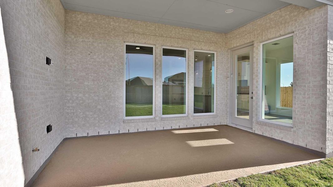 Exterior details and patio area of a home in Valencia 60', Manvel (Image 3).