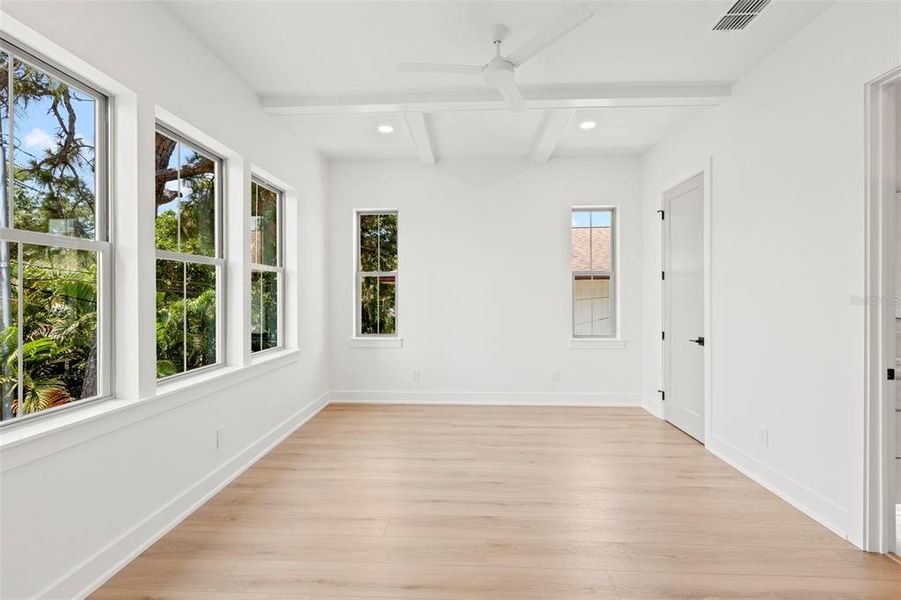 Spacious, unfurnished interior of a new home in , St. Petersburg (Image 28).